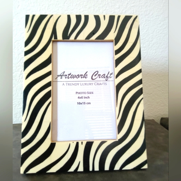 ❤️NWOT Black and White Zebra Striped Wooden picture frame - Picture 1 of 3